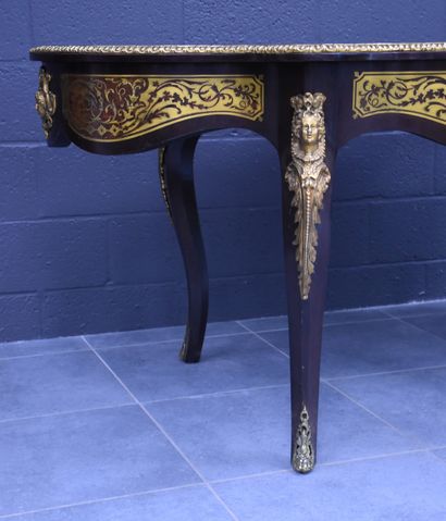 null 镶嵌工艺和布勒风格青铜器应用的桌子。

20世纪中期的优质作品。高76厘米。高101厘米。宽度178厘米。