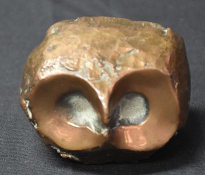 null Bronze paperweight featuring an owl's head. Monogram M. Ht 6cm Length 8 cm.