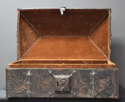 null Ancient travel box probably Indo-Portuguese. 

Nice paintings, leather embossing....
