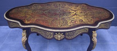 null 镶嵌工艺和布勒风格青铜器应用的桌子。

20世纪中期的优质作品。高76厘米。高101厘米。宽度178厘米。