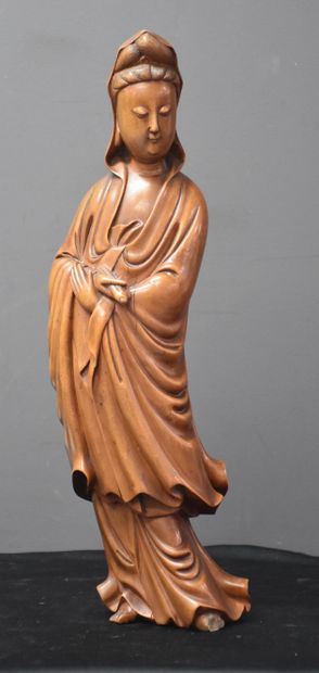 null Guanyne in carved wood XIX th century (small lack at the foot) Ht 40 cm.
