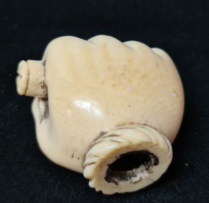 null Ivory cane knob carved in the shape of a hand. 19th century period. Ht 4,5 cm....