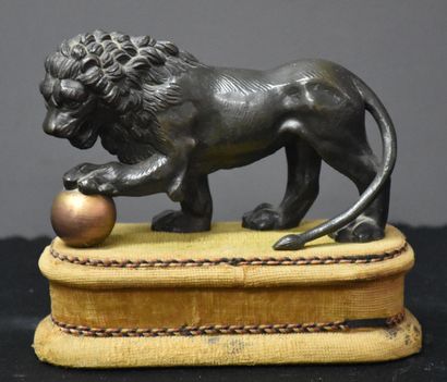 null Lion en bronze vers 1820. Longueur 15 cm. Ht 9 cm hors socle.