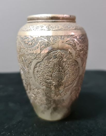 null Lot of 3 silver vases, Persian poiçons. Ht 14 and 8 cm.