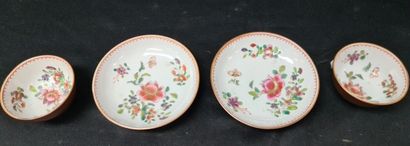 null Pair of Chinese porcelain pouches and saucers XVIII th century

 of the pink...