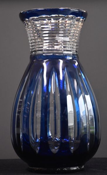 null 
春天的花瓶Val Saint Lambert白色/蓝色。磨损，颈部和底部有轻微划痕 。以前装的是灯。高35厘米。边缘有小缺口。
