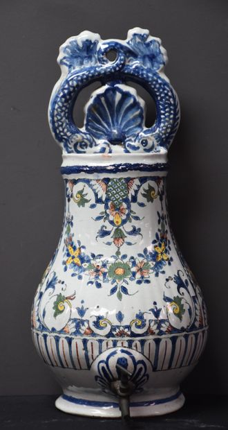 null Fontaine en faience de Rouen. Début 19 ème. Ht 39 cm.