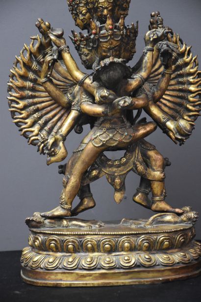  Grande divinité en bronze doré. Tibet XIX ème siècle. Ht 44 cm.