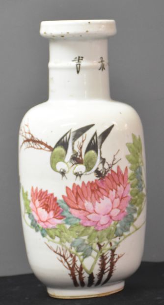 null Batch of 3 porcelain of China with flower decorations (a few chips). Ht Vase...