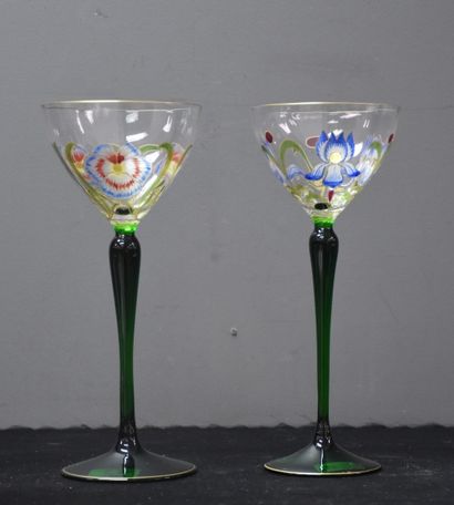 null Theresiental. Lot de 2 verres art nouveau à décor floral peint émaillé.

Ht...