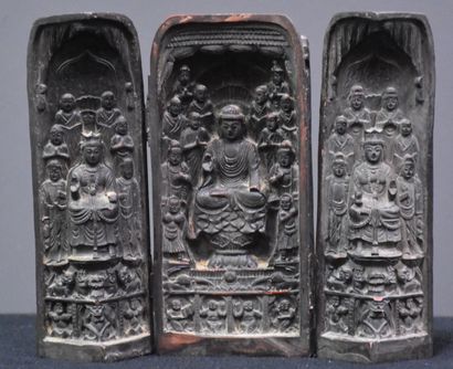 null Petit autel triptyque à décor de bouddha sculpté sur fleur de lotus. Nombreux...