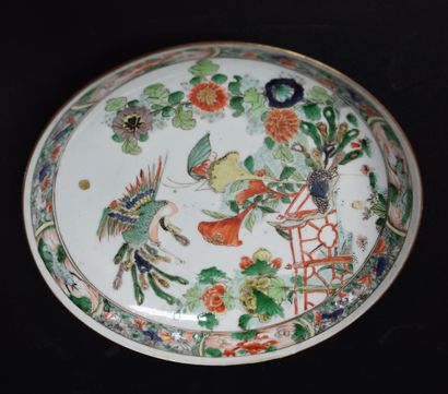 null Chinese porcelain dish of the green family 18th century. ( 2 hairs ). Ø 22,5...