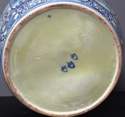 null 代尔夫特陶器的古董盖花瓶。用三个橡子做标记。烧制缺陷，清漆改变。盖子的边缘略有缺口。高度65厘米。