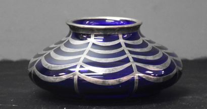 null Étonnant vase en cristal bleuté du Val-Saint-Lambert galvanisé de motifs argentés.

Leon...