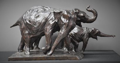 Damien Colcombet ( 1967 - ) 达米安-科尔康贝（1967年-）。植入青铜组在

 罴象

.2014年7/8版铸造工的印章。高27厘米长52

...