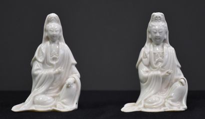 null Pair of white Chinese porcelain guanynes. 19th century period. ( accidents with...