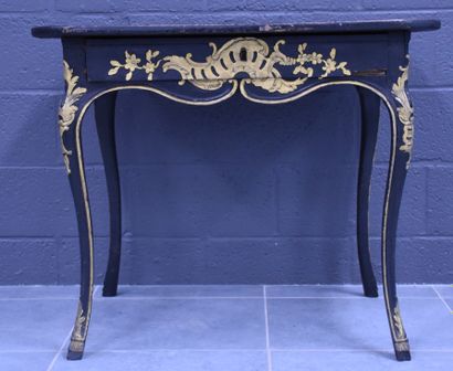 null Small regency table with black and gold patina.Ht 70 cm. Shelf 83 x 67 cm. 

One...
