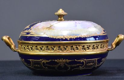 null Candy box in Sèvres porcelain with blue and gold background with romantic painted...