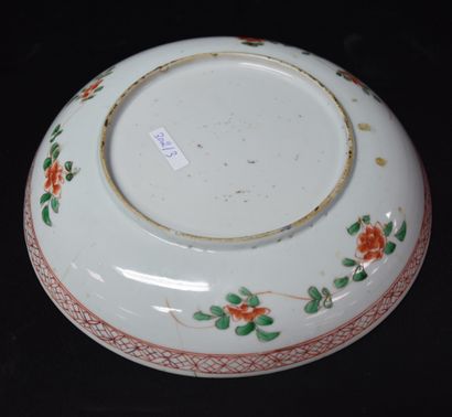 null Chinese porcelain dish of the green family 18th century. ( 2 hairs ). Ø 22,5...