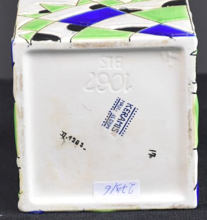 null 盒中装饰艺术的波希-凯拉米斯D1282。高16厘米。