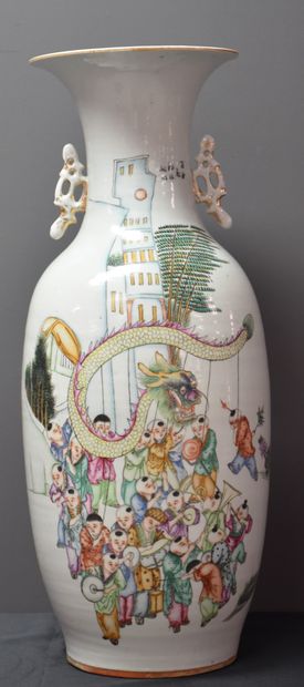 null Chinese porcelain vase with children's decoration with kite.

Ht 58 cm . ( Slight...