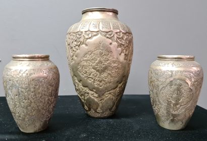 null Lot of 3 silver vases, Persian poiçons. Ht 14 and 8 cm.