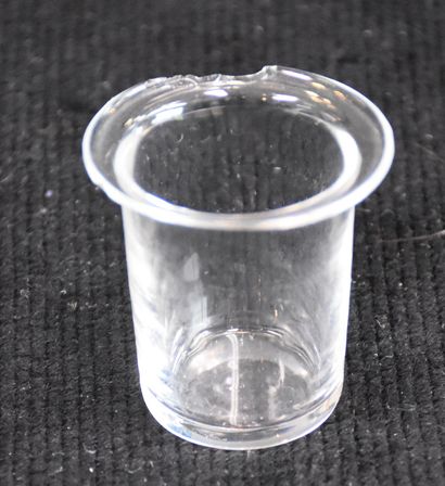 null 瓦尔-圣-兰伯特。砚台。Léon Ledru 1908年。

带着原装的玻璃烧杯。(杯中有小碎片)。

 高度18厘米。Ø 24 cm .