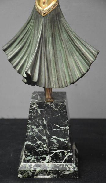 Demeter Chiparus ( 1886 - 1947 ) 德米特-奇帕鲁斯(Demeter Chiparus)(1886-1947)。"印度教舞者"。

青铜器3个铜板，大理石底座上有D.H...