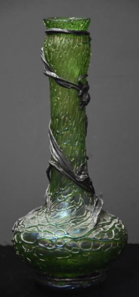 null 新艺术风格的模压玻璃花瓶，大概是卢茨风格的，上面有银锡的花卉图案。高35厘米。