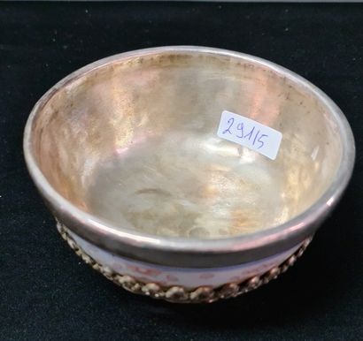 null Chinese porcelain bowl with Imari decoration . Silver frame. Ht 6,5 cm. Ø 11,5...