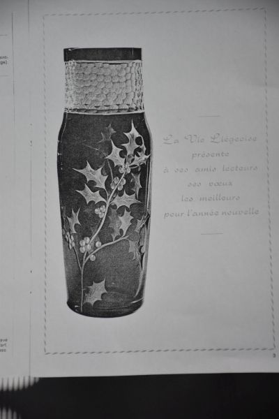 null Rare vase en cristal du Val Saint Lambert à décor gravé de baies et de houx,...