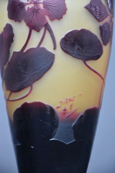 null D'argental. Vase en verre multicouche à à décor de fleurs dégagé à l'acide....