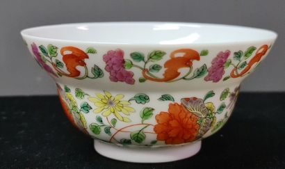 null Chinese porcelain bowl decorated with flowers and bats. Ht 5,5 cm. Ø 11 cm.