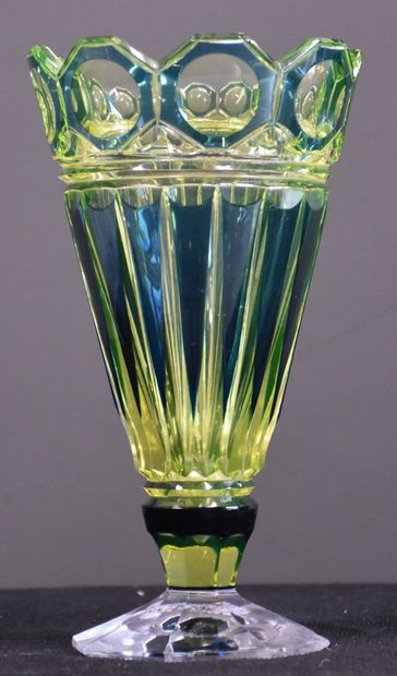 null 瓦尔-圣-兰伯特。乌兰花瓶模型Vianden 1926年。

脚部有小刺，颈部有小划痕。高23.5厘米。