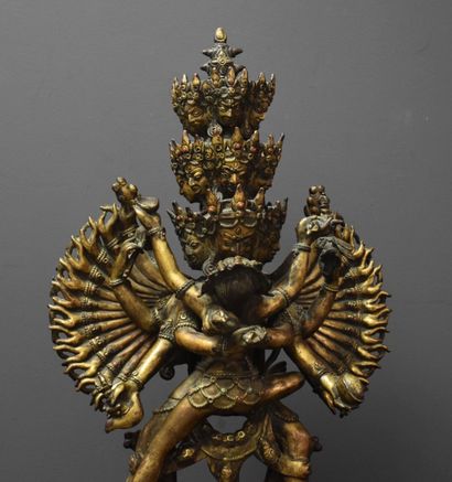  Grande divinité en bronze doré. Tibet XIX ème siècle. Ht 44 cm.