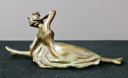 null Bronze érotique danseuse 1900. Ht 6,5 cm. Longueur 16,5 cm.