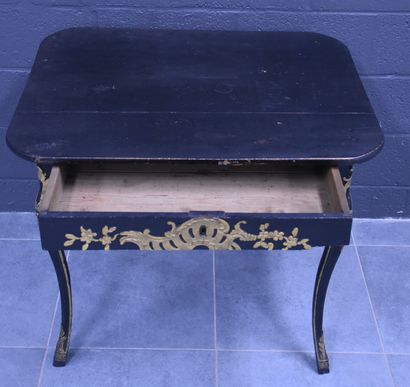 null Small regency table with black and gold patina.Ht 70 cm. Shelf 83 x 67 cm. 

One...