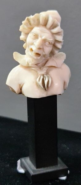 雕刻象牙半身像，代表一个无牙女巫。高4厘米。总高8，5厘米。(现代基地 