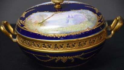 null Bonbonnière en porcelaine de Sèvres à fond bleu et or à décors romantiques peints....