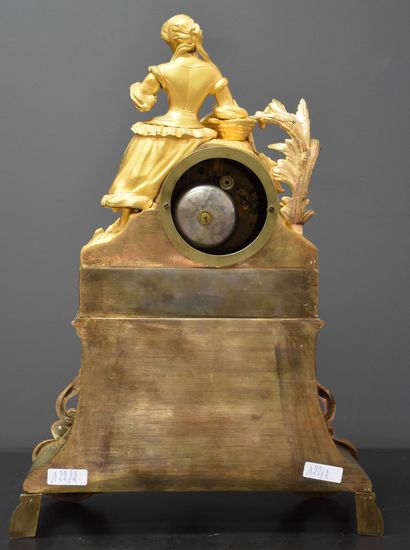 null 鎏金青铜钟，代表着一个浪漫的场景。高40厘米.
