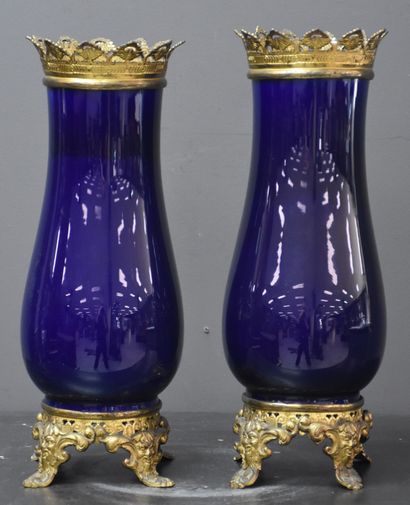 null 
Paire de vases en faïence bleu cobalt, monture bronze . Ht 34 cm .
