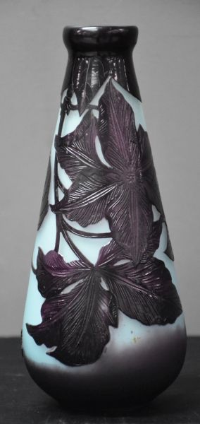 null Vase art nouveau en verre multicouche décoré de feuilles dégagées à l'acide....