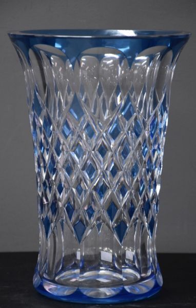 null Vase en cristal taillé du val-saint-lambert. Ht 25 cm.