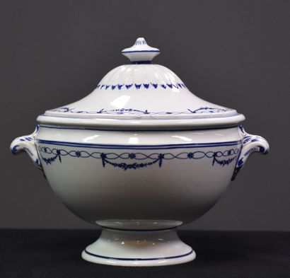 null Soup tureen in porcelain of Tournai with ring and garland decoration. ( removal...