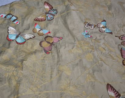 null Tissus chinois à décor de papillons brodés . Longueur : 540 cm.