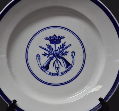 null Tournai porcelain plate decorated with crowned shooting prizes.