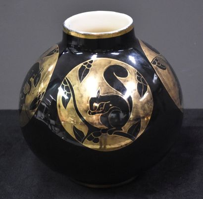 null Boch Keramis花瓶，有黑色和金色的松鼠装饰。高23厘米。