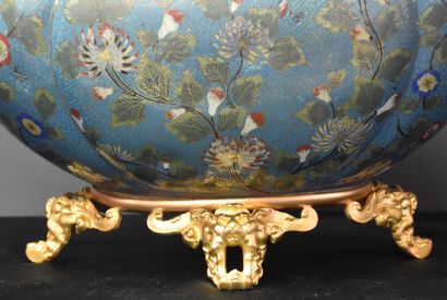 null Imposing walled bronze planter with Chinese decoration. Bronze frame. Ht 33...
