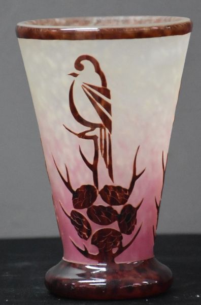 null 装饰艺术花瓶，树上有雀鸟装饰。签名为法国奥文顿。高15厘米。