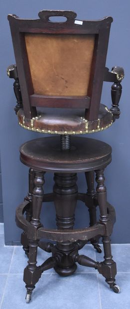 null Rare fauteuil à crémaillère ayant appartenu au peintre Willem Geets 

Le cuir...